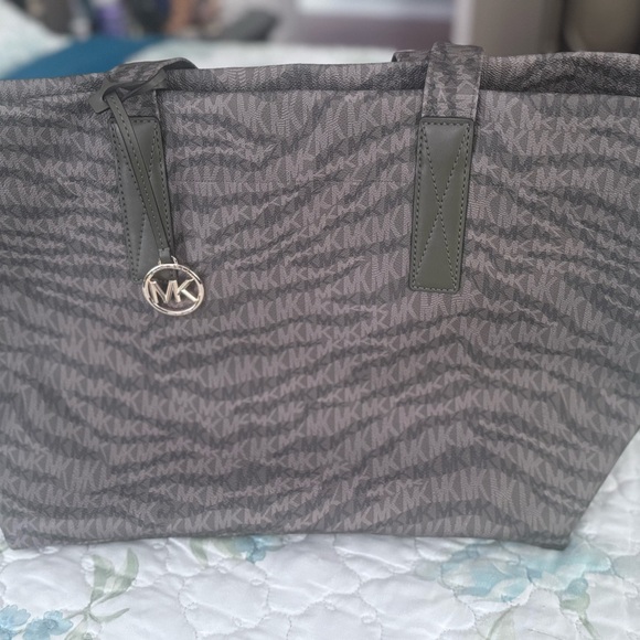 Michael Kors Large Logo Camo Print Tote Olive - Picture 8 of 12